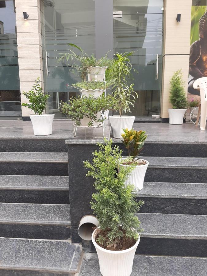 Hotel Hollywood Zirakpur Exterior photo