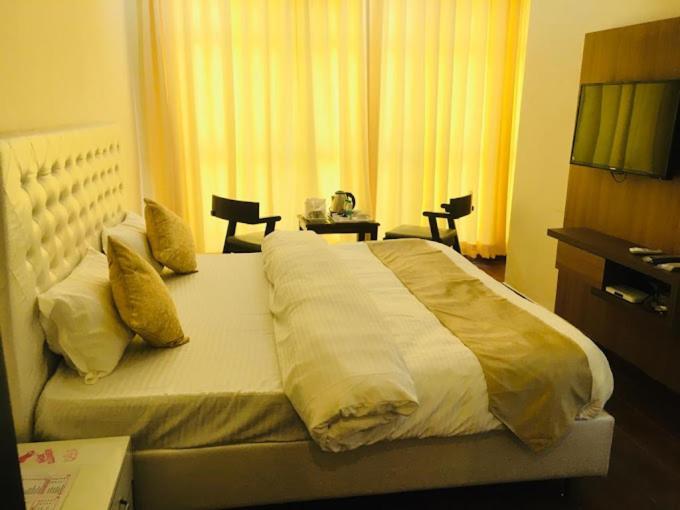 Hotel Hollywood Zirakpur Exterior photo