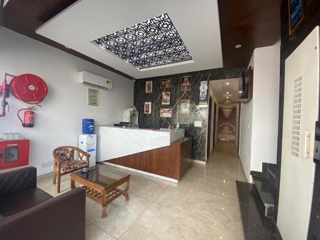 Hotel Hollywood Zirakpur Exterior photo